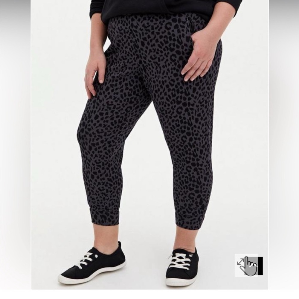 Torrid Black Leopard Print Cropped Pants
